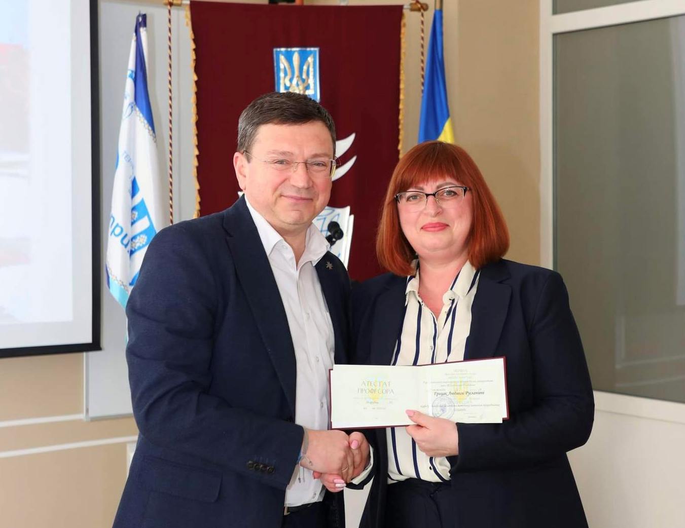 Ректор ТНПУ вручає атестат професора Людмилі Грицак